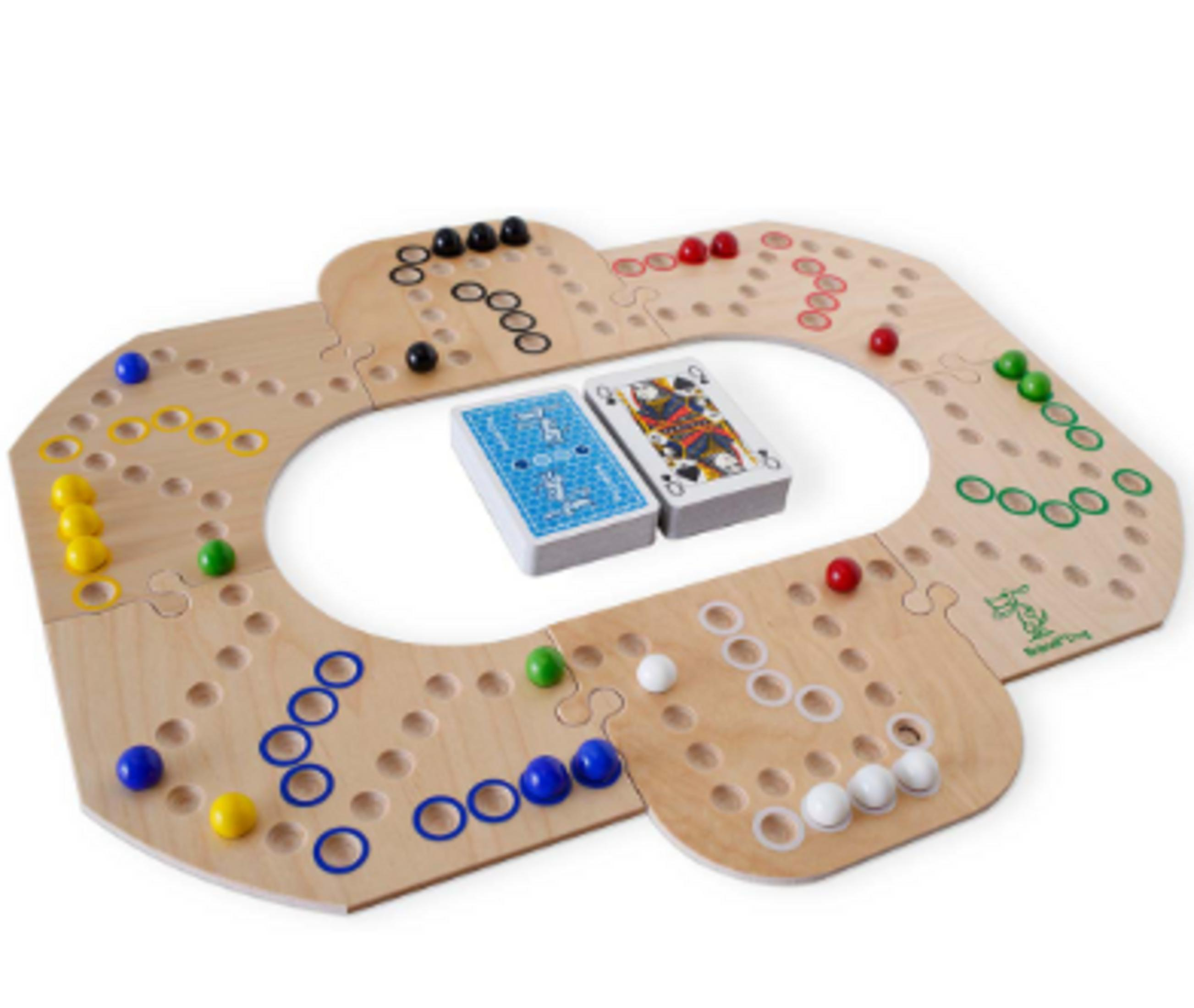 Un jeu de société en bois avec des billes colorées, des trous et deux jeux de cartes au centre.