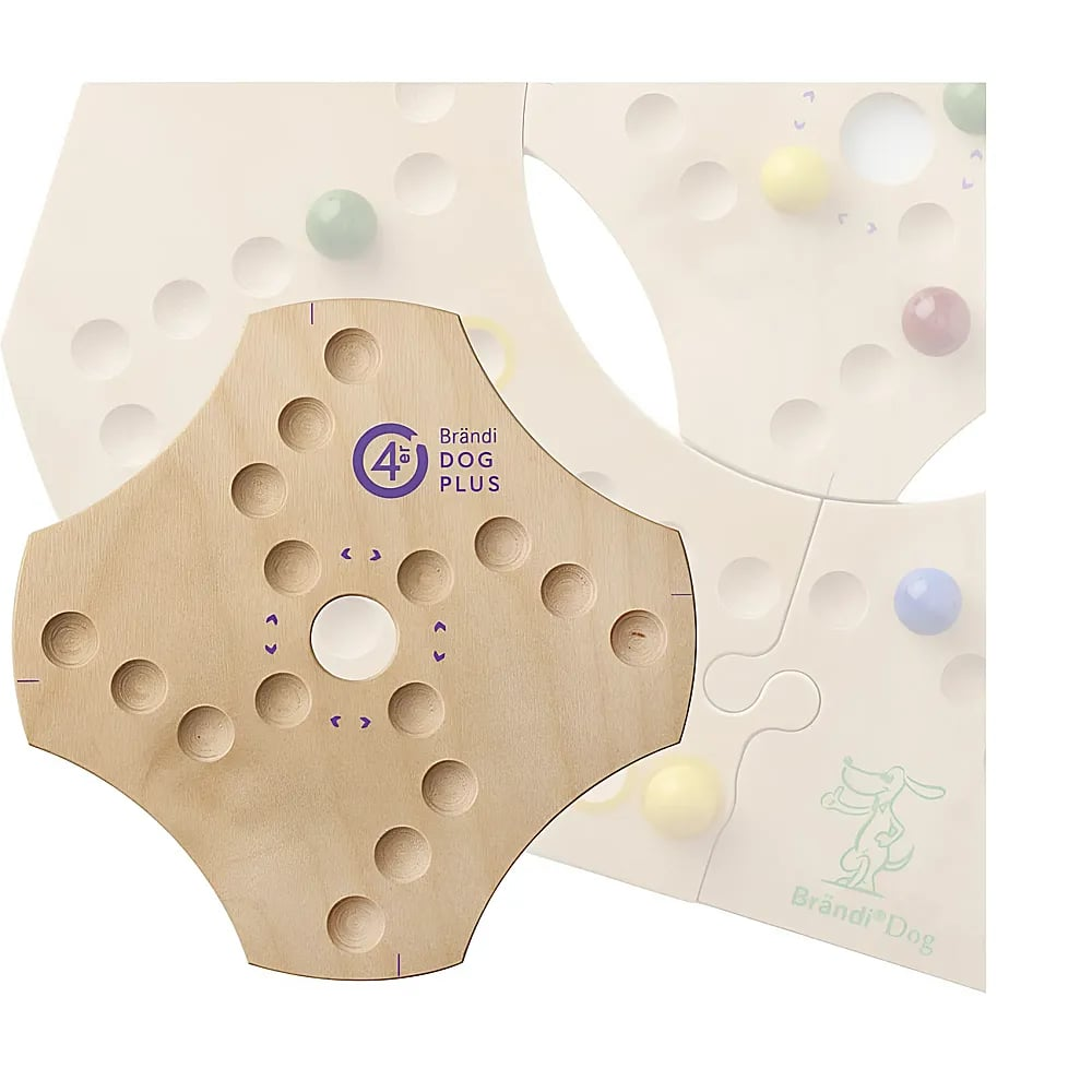 Un plateau de jeu en bois Brändi Dog Plus avec des trous indentés et des billes colorées en arrière-plan.