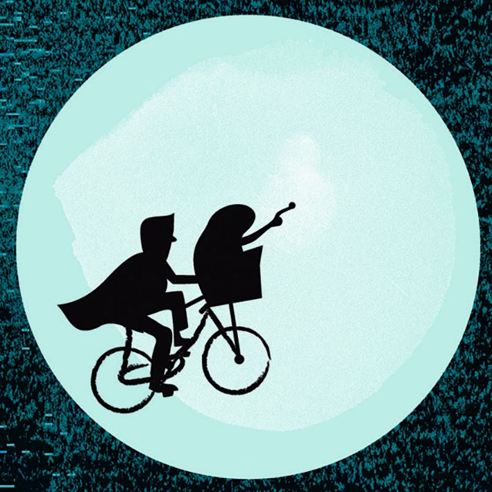 Siluette einer Person auf einem Fahrrad mit einer Kreatur im Korb vor einem großen Vollmond.