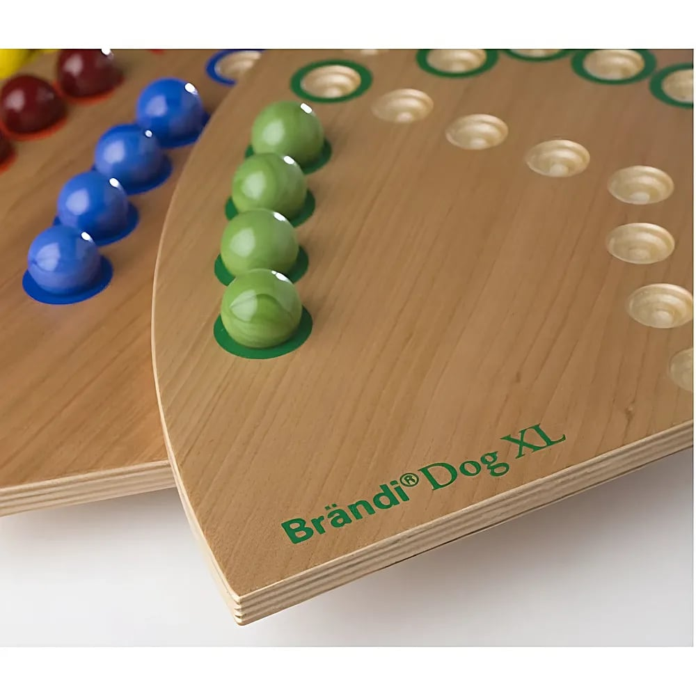 Jeu de plateau en bois Brändi Dog XL avec billes vertes et bleues.