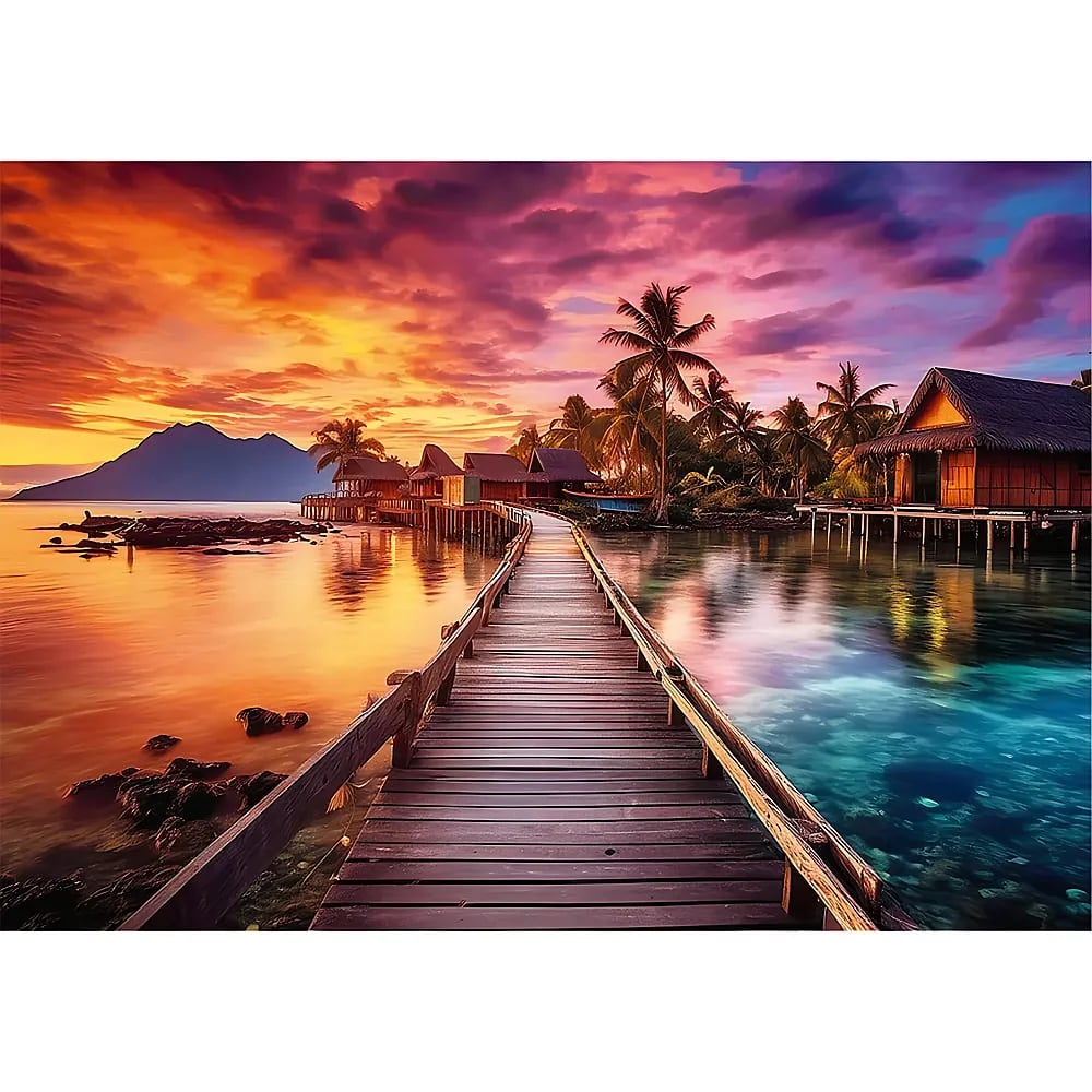 Ein Holzsteg führt zu Bungalows über klarem Wasser im Sonnenuntergang mit Bergen im Hintergrund.