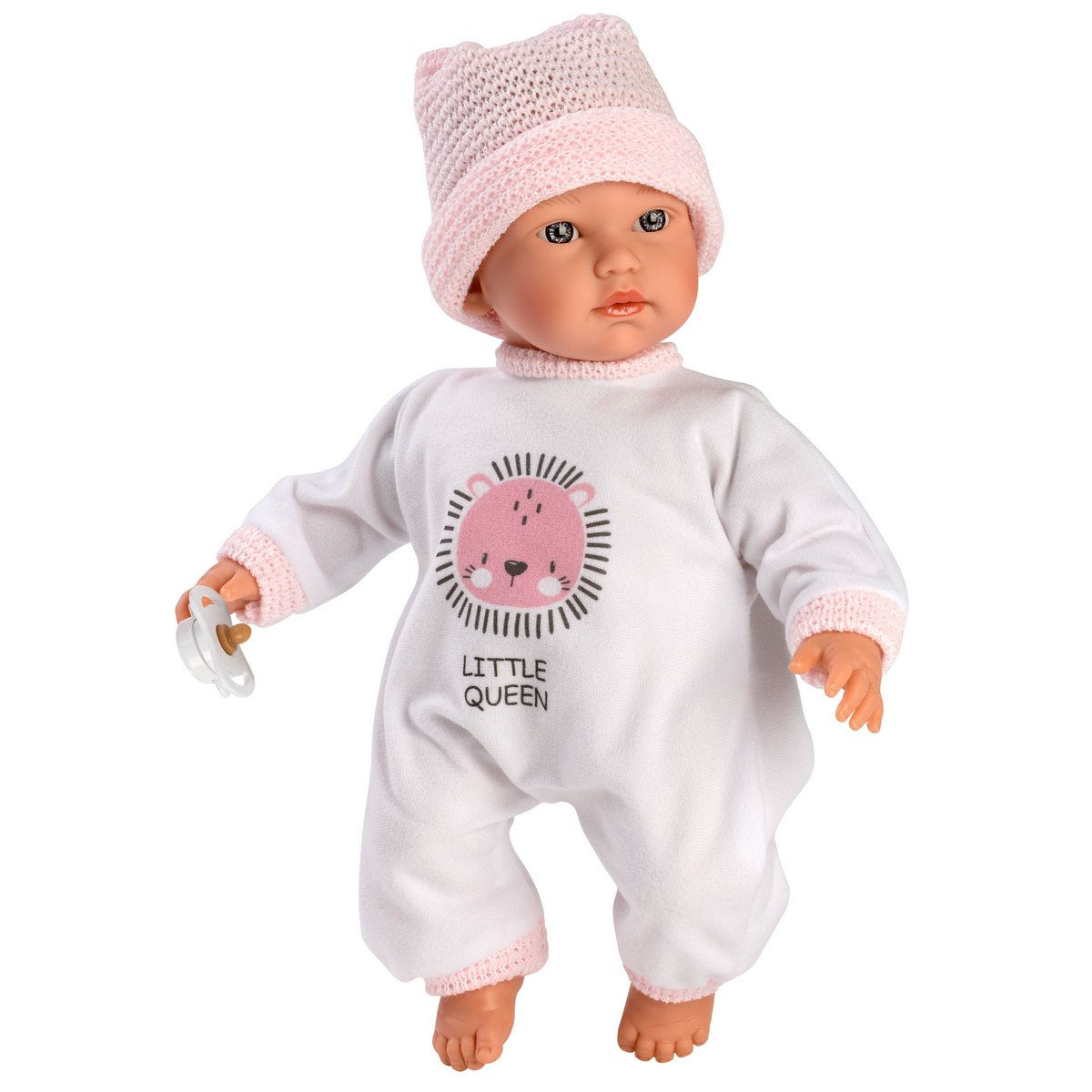 Una bambola con tutina bianca con muso di leone rosa e scritta 'Little Queen', cappello di lana rosa e ciuccio.