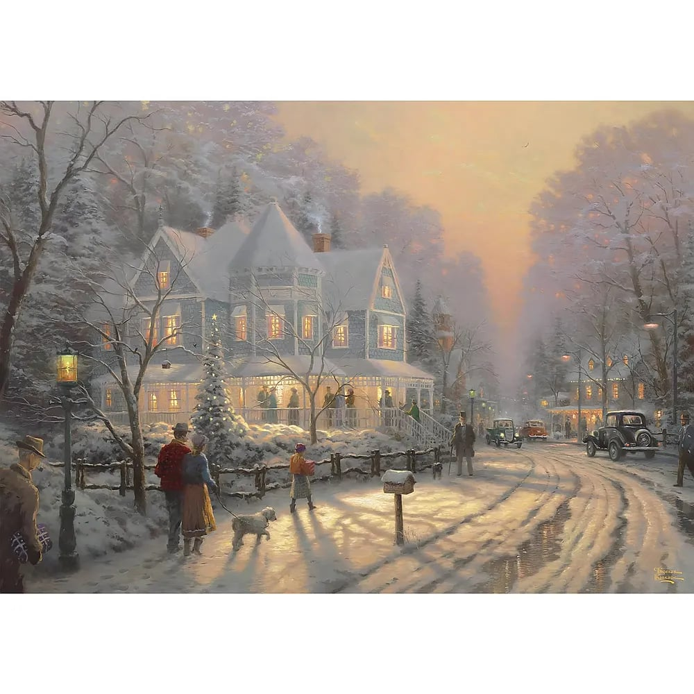Verschneites Winterdorf in der Dämmerung mit großem beleuchtetem Haus, Menschen und Oldtimern auf der Straße.