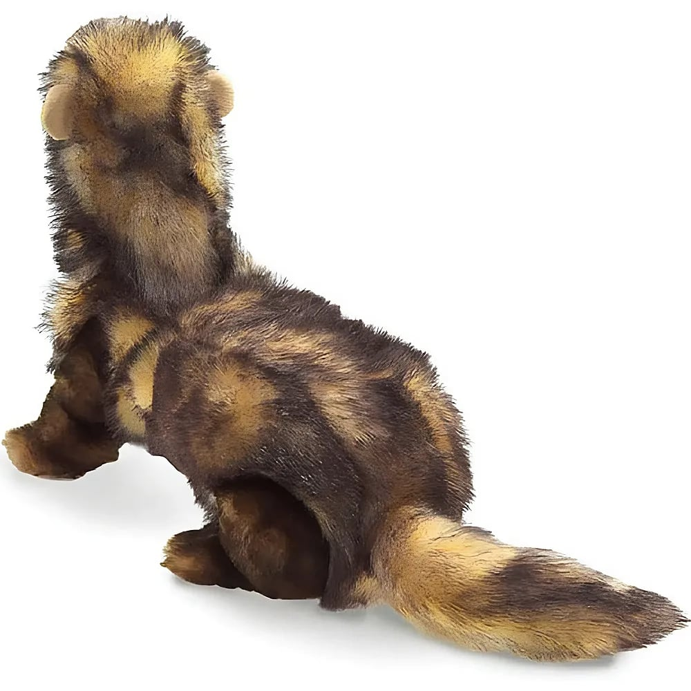 Un furet en peluche avec de la fourrure marron et jaune sur fond blanc.