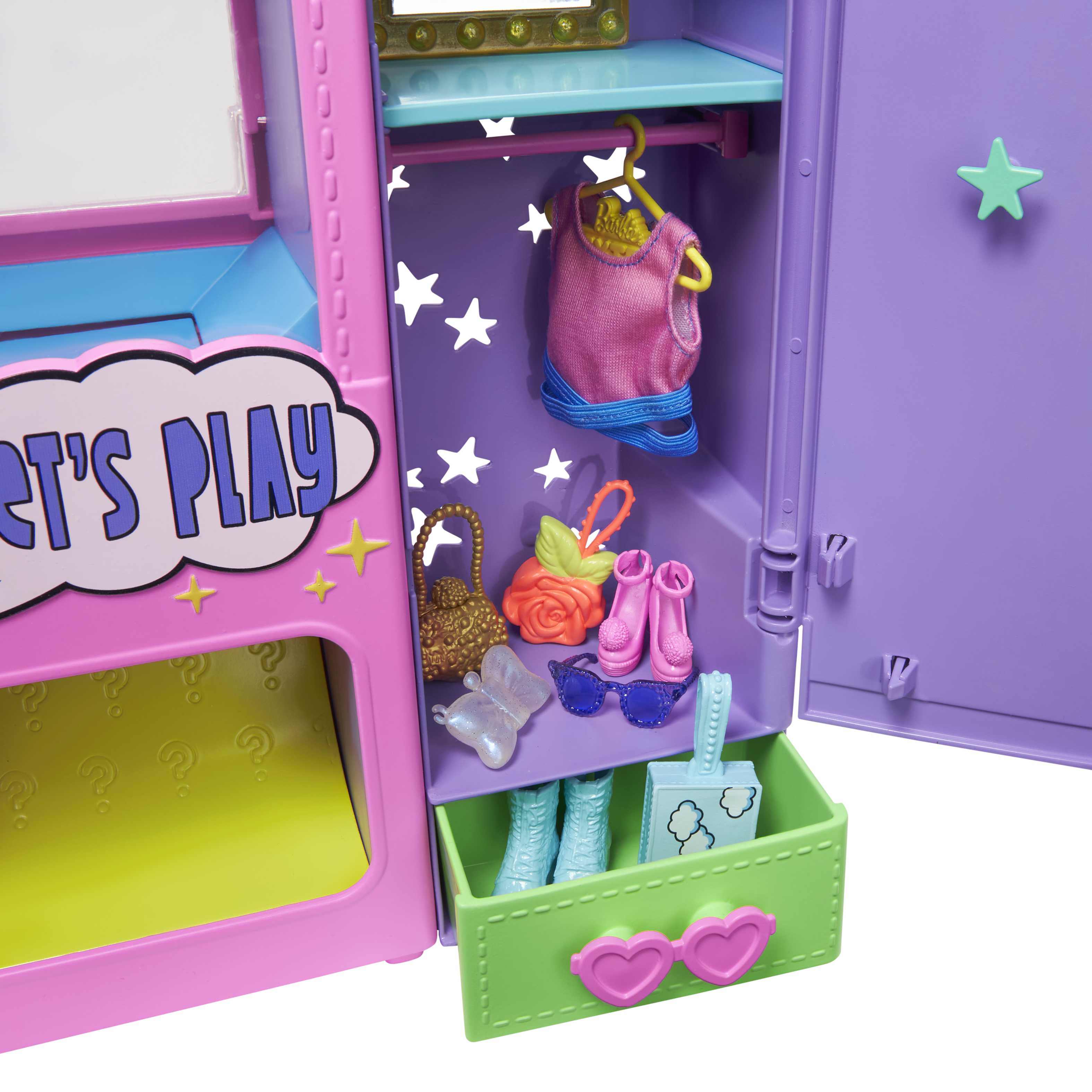 Ein offener, bunter Puppenschrank mit Kleidung, Schuhen und Accessoires im Inneren.