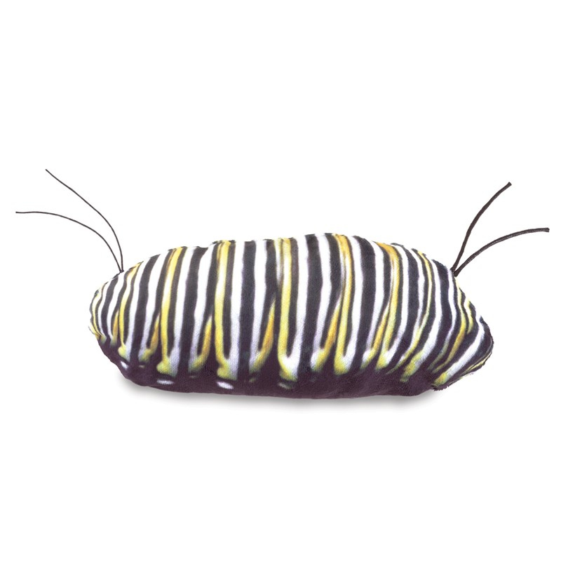 Une peluche douce en forme de chenille avec des rayures noires et jaunes et des antennes sur fond blanc.