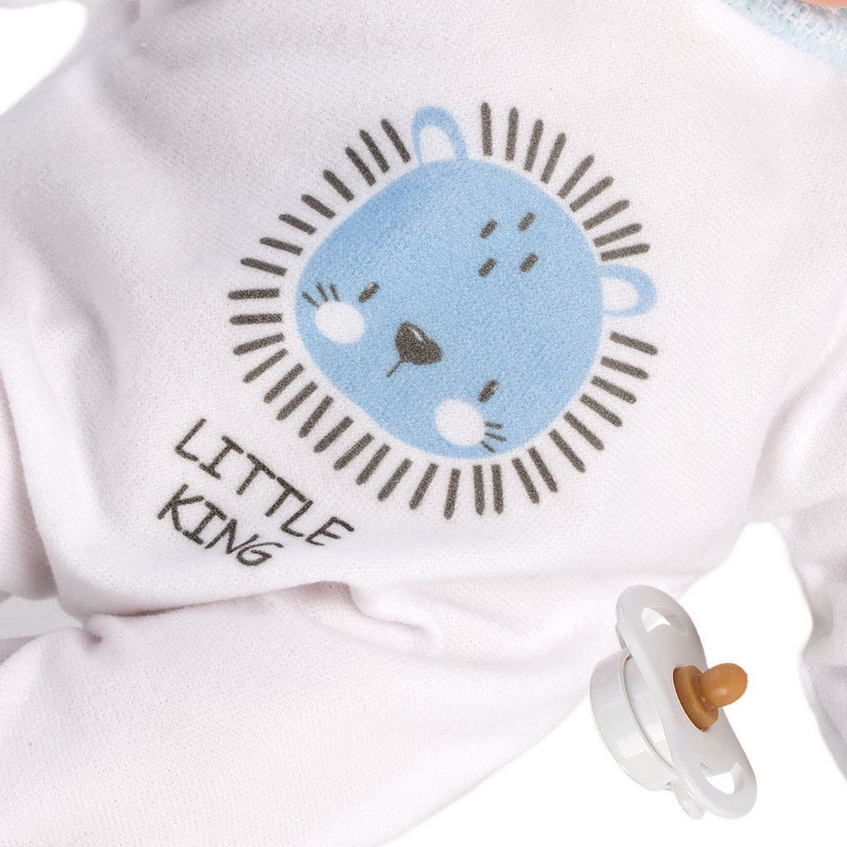 Una tutina da neonato bianca con un leone blu, la scritta Little King e un ciuccio.
