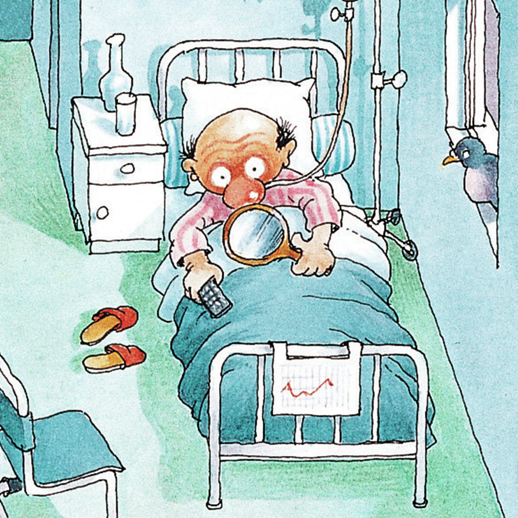 Ein älterer Patient im Krankenhausbett hält eine Lupe und eine Fernbedienung, während ein Vogel zusieht.