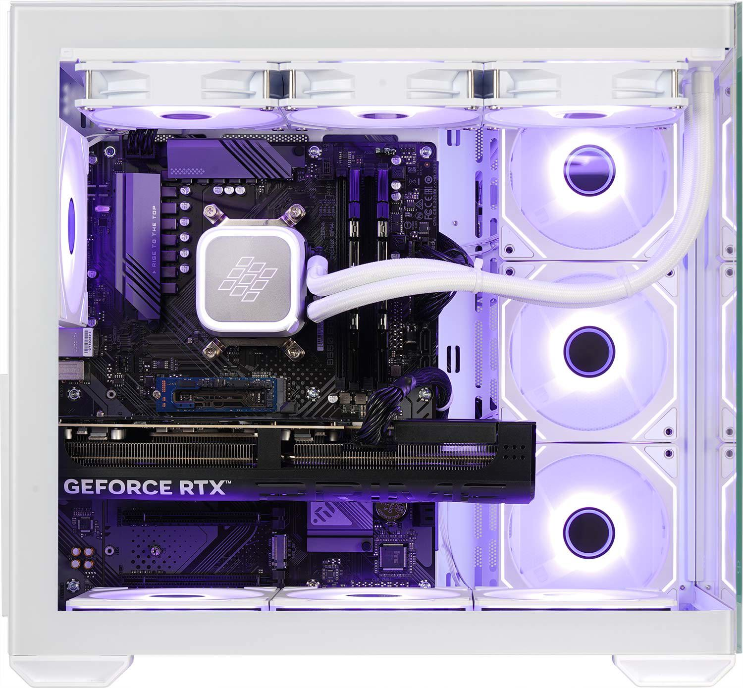 Intérieur d'un boîtier PC blanc avec carte mère, carte graphique GeForce RTX et ventilateurs éclairés en blanc.