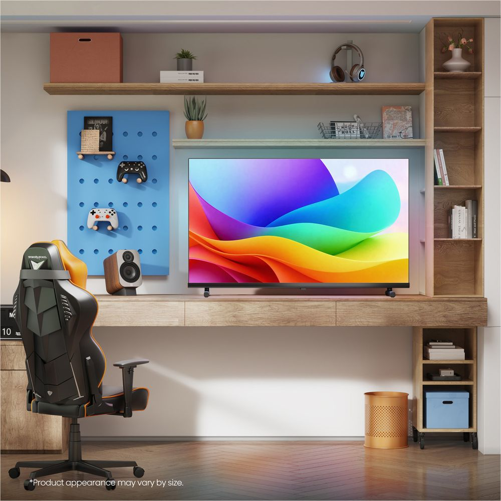 Configuration de jeu moderne avec un grand téléviseur affichant des graphiques colorés, un bureau et un fauteuil.