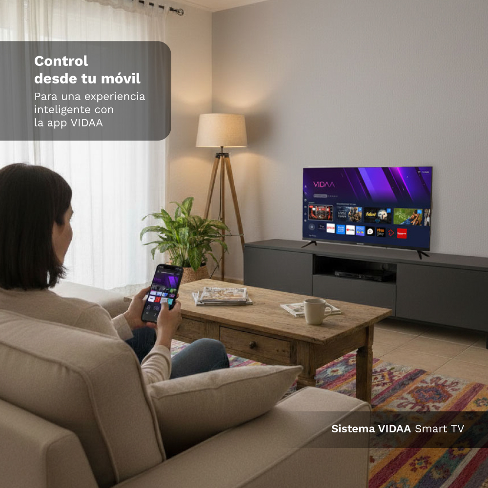 Una mujer en un sofá controla un Smart TV Vidaa con su móvil en una sala acogedora.
