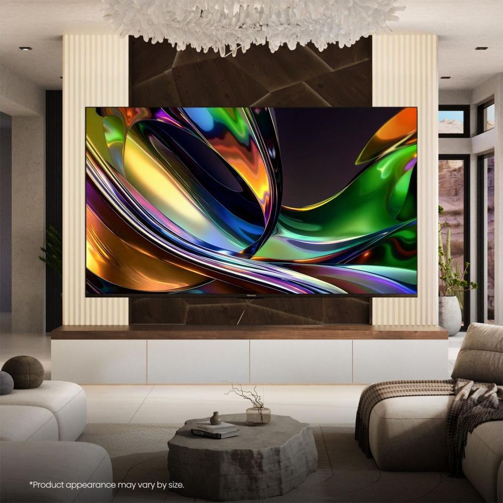 Un grand téléviseur à écran plat aux couleurs vives est fixé au mur d'un salon.