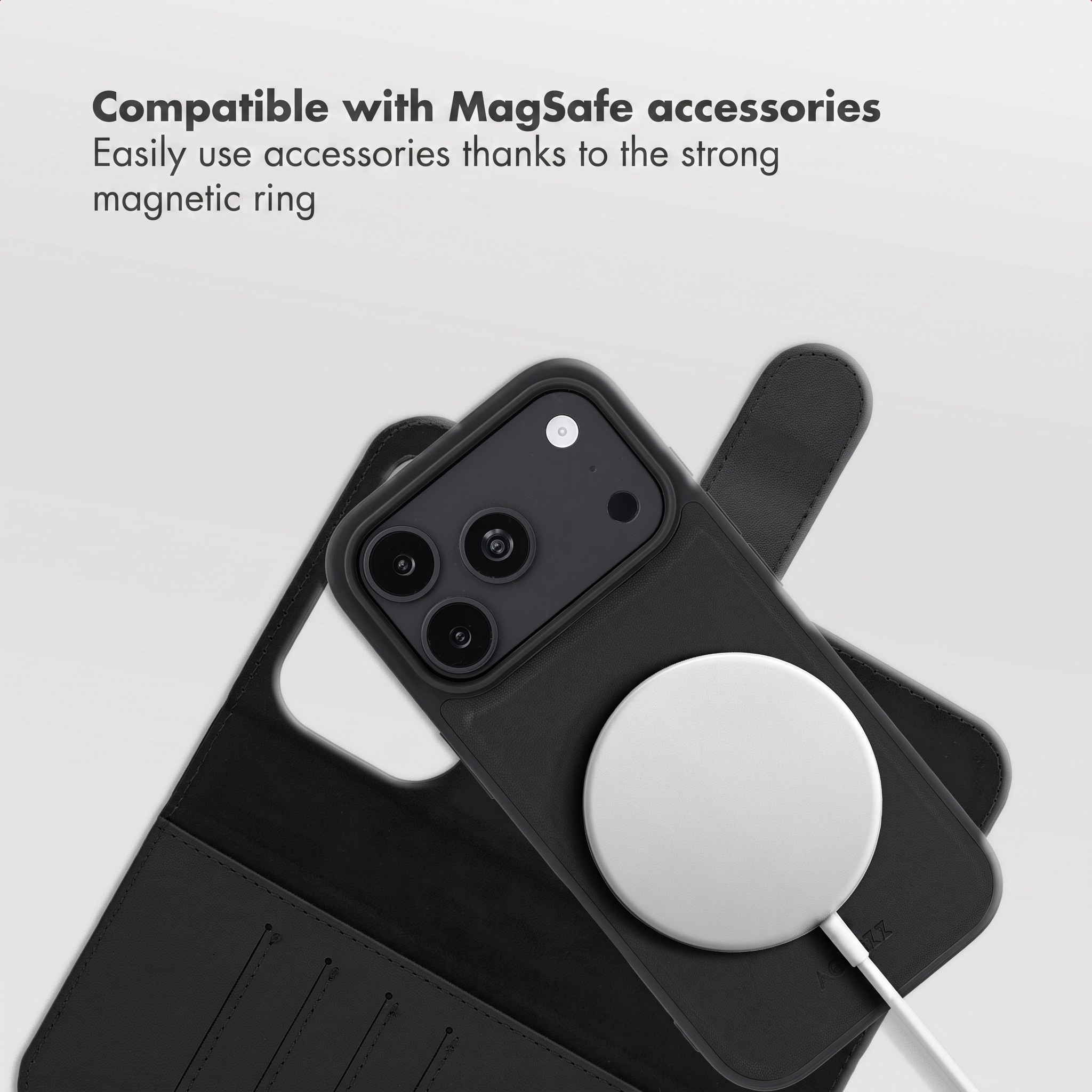Funda de móvil negra con cargador MagSafe, el texto superior indica compatibilidad.
