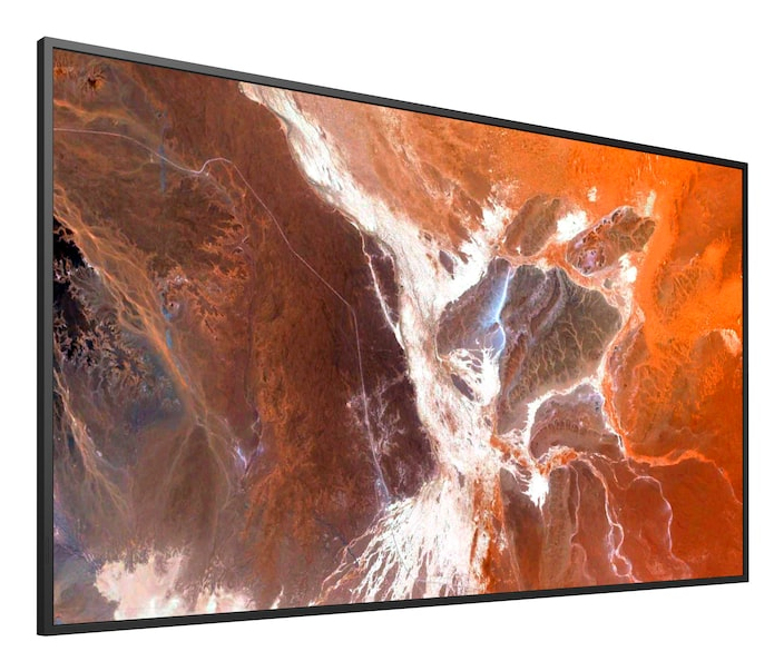 Un écran encadré affiche une vue satellite aérienne, orange et blanche, d'un paysage désertique.