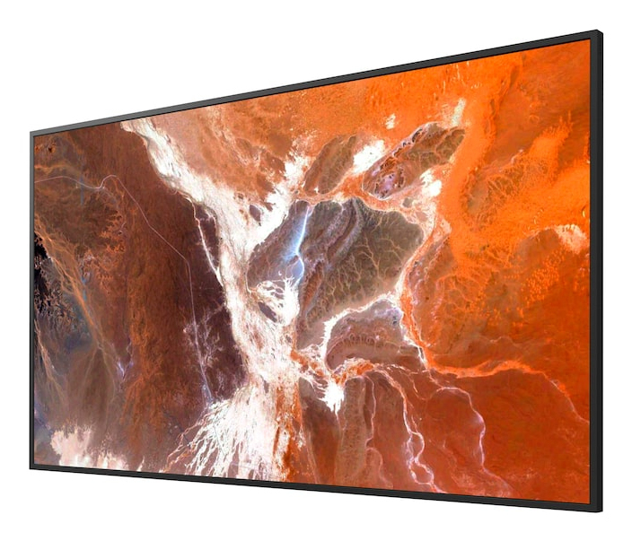 Un écran encadré affiche la vue satellite d'un paysage désertique aux motifs orange, marron et blancs.