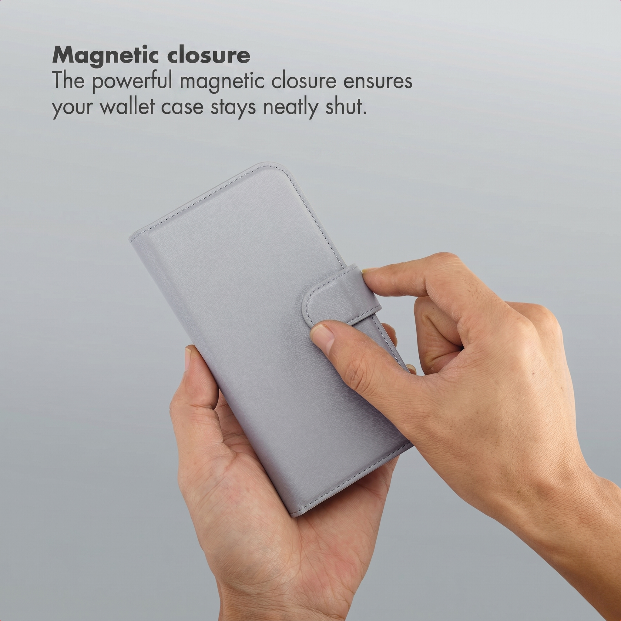 Manos cerrando una funda tipo cartera de cuero gris con cierre magnético.