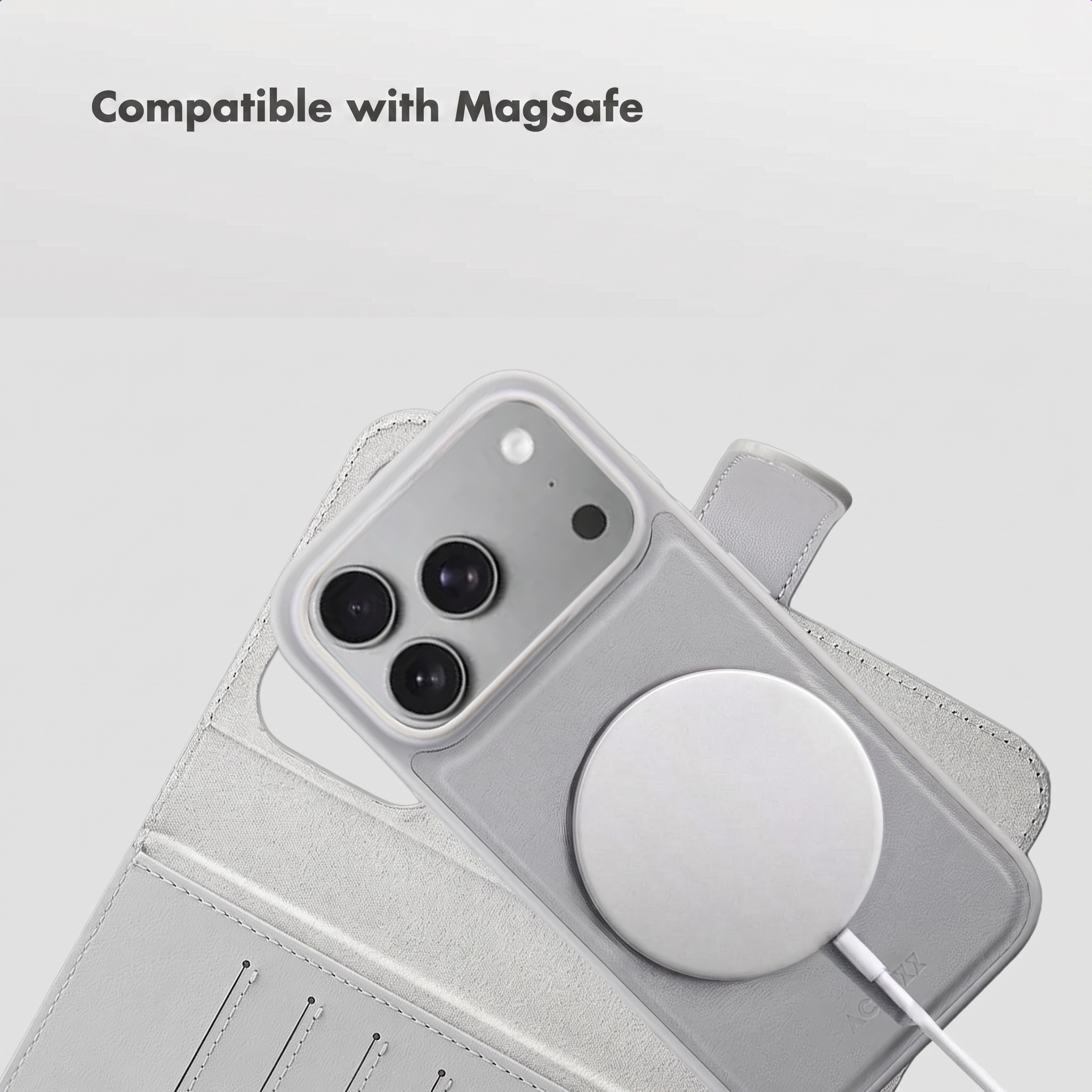 Funda de teléfono gris con cargador MagSafe, sobre una cartera abierta contra un fondo claro.