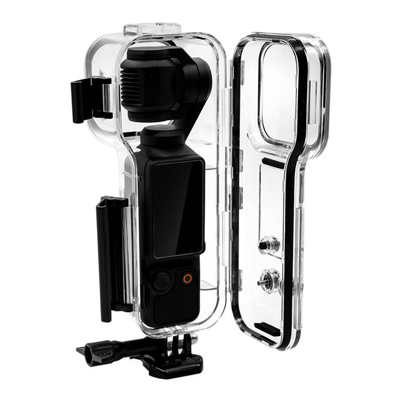 Una action camera nera all'interno di una custodia impermeabile aperta e trasparente su sfondo bianco.