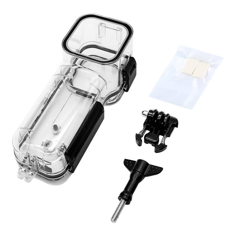 Custodia impermeabile trasparente per fotocamera con accessori di montaggio e vite su sfondo bianco.