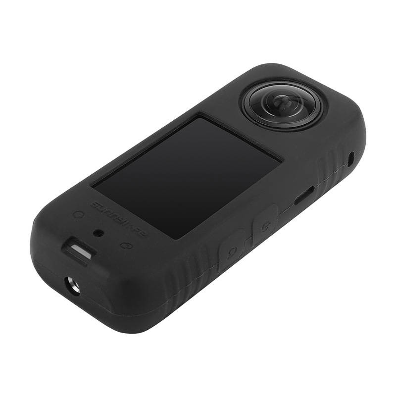 Una action camera nera con custodia protettiva e obiettivo rotondo su sfondo bianco.