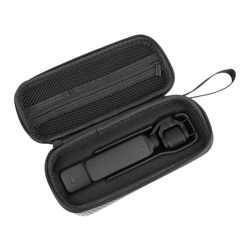 Una fotocamera tascabile nera custodita all'interno della sua custodia rigida aperta con cerniera e tasca a rete.
