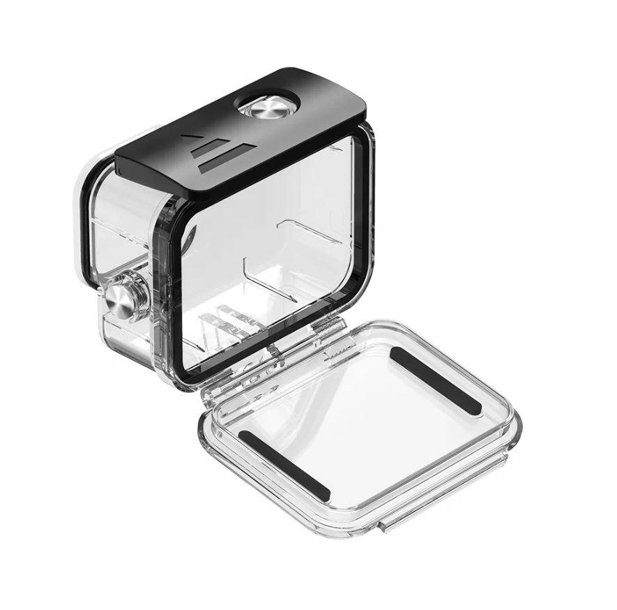 Custodia impermeabile trasparente per fotocamera con parte superiore nera e bottoni in metallo su sfondo bianco.
