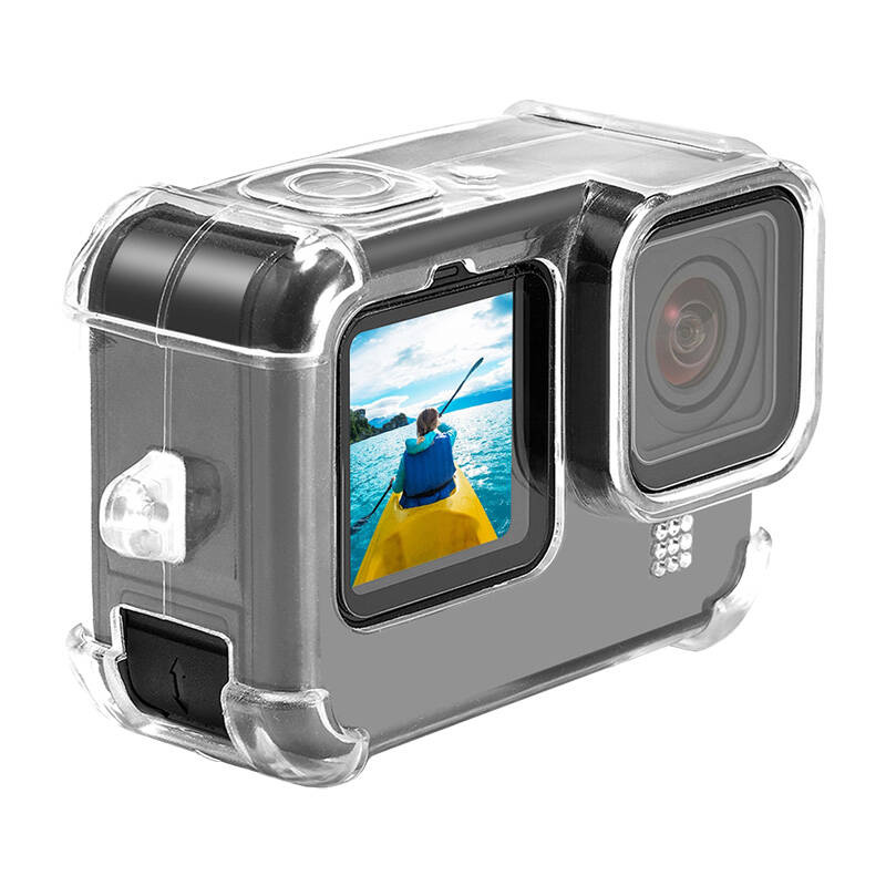 Una action cam in custodia protettiva trasparente mostra una persona in kayak sullo schermo.