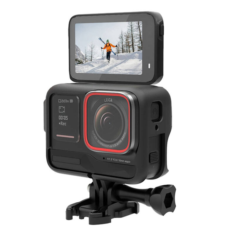 Una action camera nera con obiettivo Leica e schermo ribaltabile che mostra uno sciatore sulla neve.