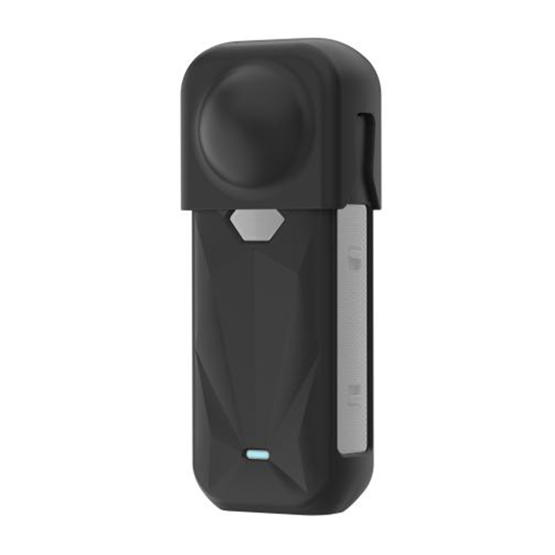 Dispositivo elettronico nero in custodia protettiva con copriobiettivo, pulsanti e luce LED blu su sfondo bianco.