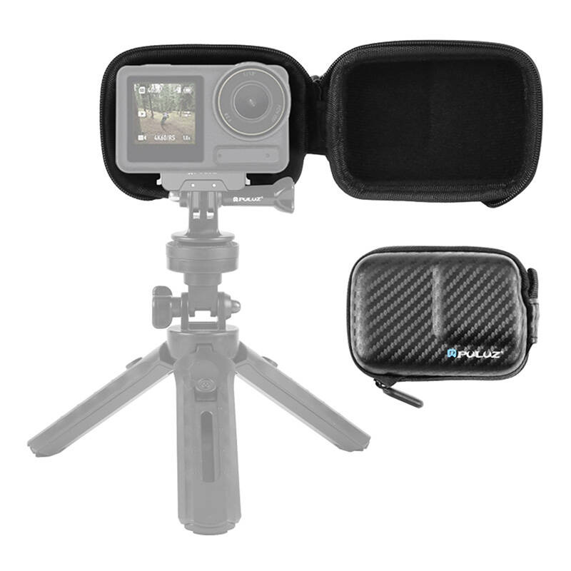 Una action camera grigia in una custodia protettiva aperta montata su un mini treppiede grigio, accanto a una custodia chiusa.