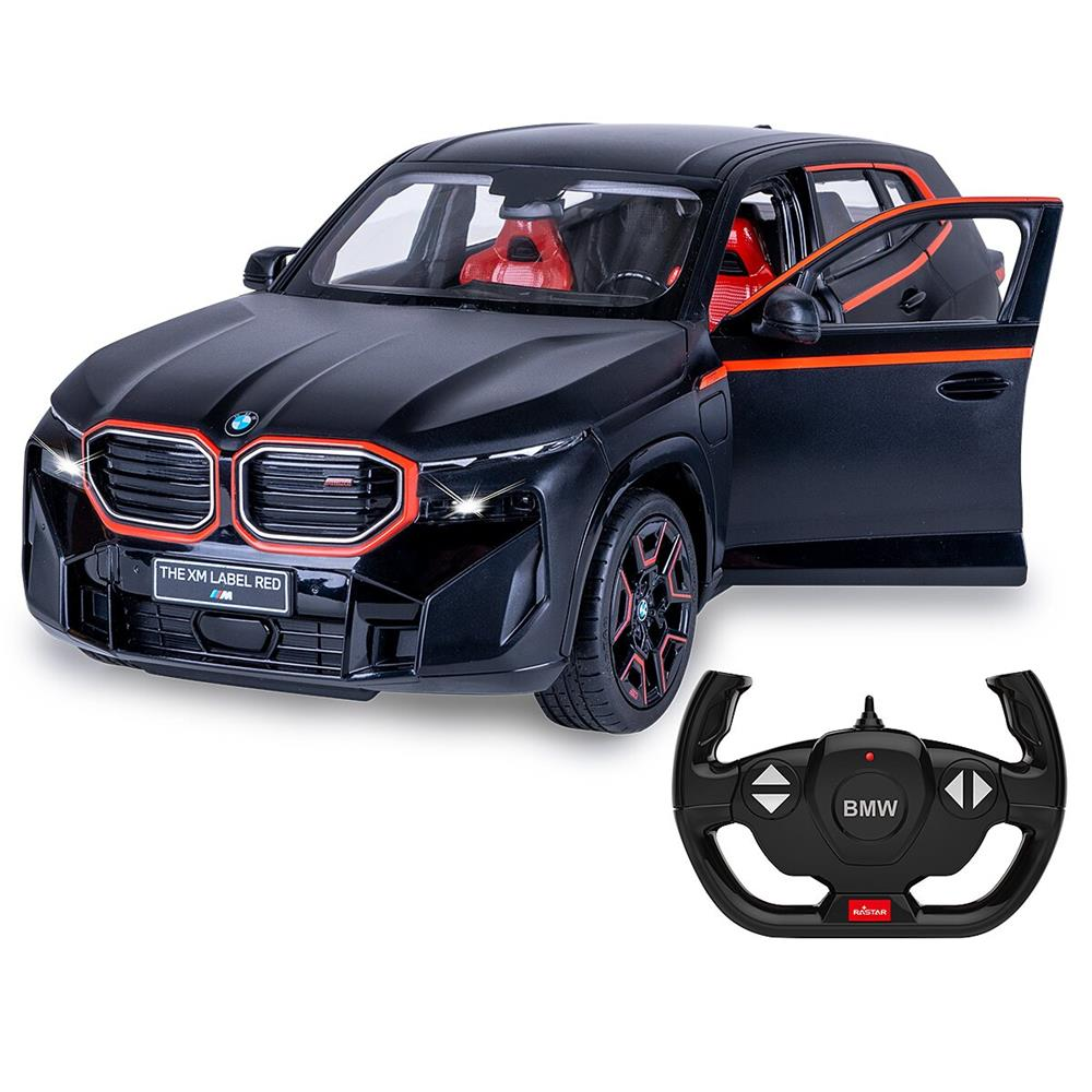Schwarzes ferngesteuertes BMW-Spielzeugauto mit roten Akzenten, offenen Türen und Fernbedienung vor weißem Hintergrund.
