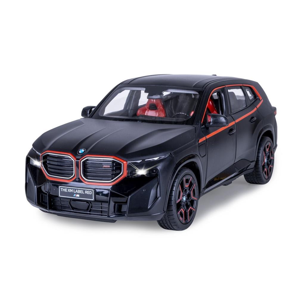Ein matt schwarzes BMW XM Label Red Modellauto mit roten Akzenten vor weißem Hintergrund.