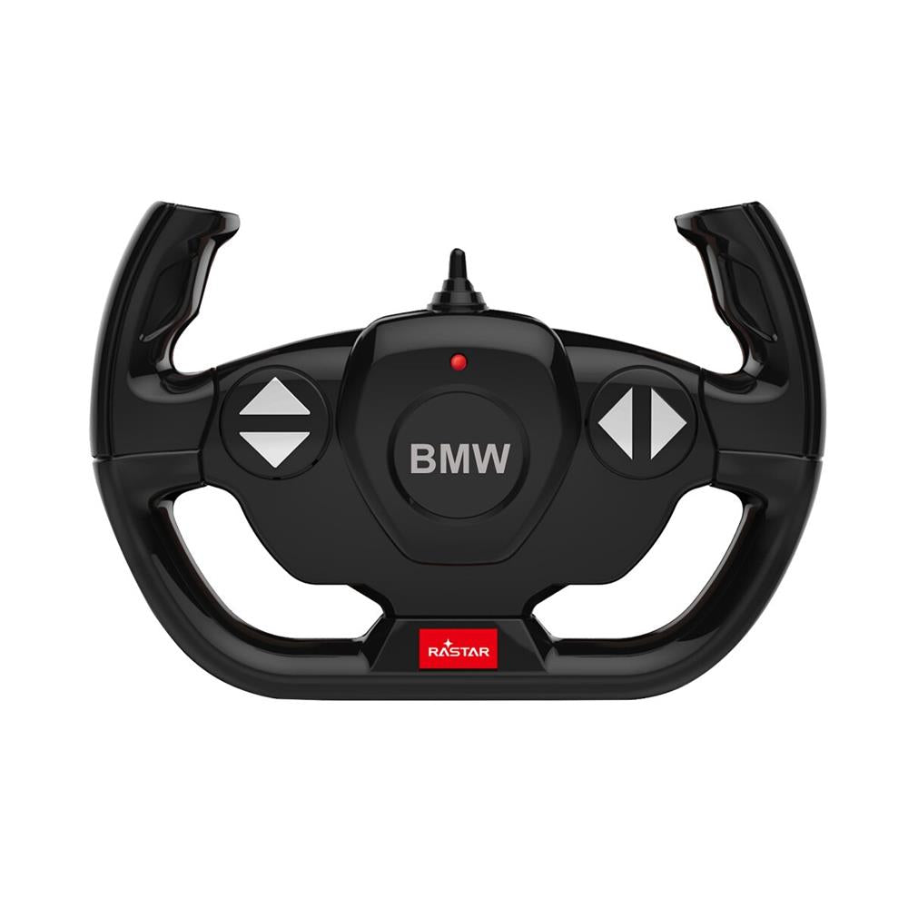 Ein schwarzes BMW-Spielzeug-Fernbedienungslenkrad mit Richtungstasten auf weißem Hintergrund.