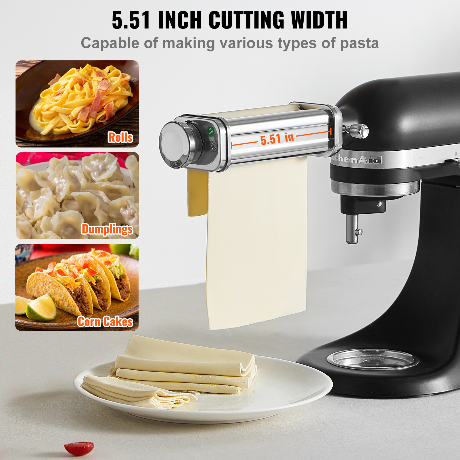 Una batidora negra con accesorio rodillo de pasta, láminas de pasta y platos de muestra como rollos y dumplings.