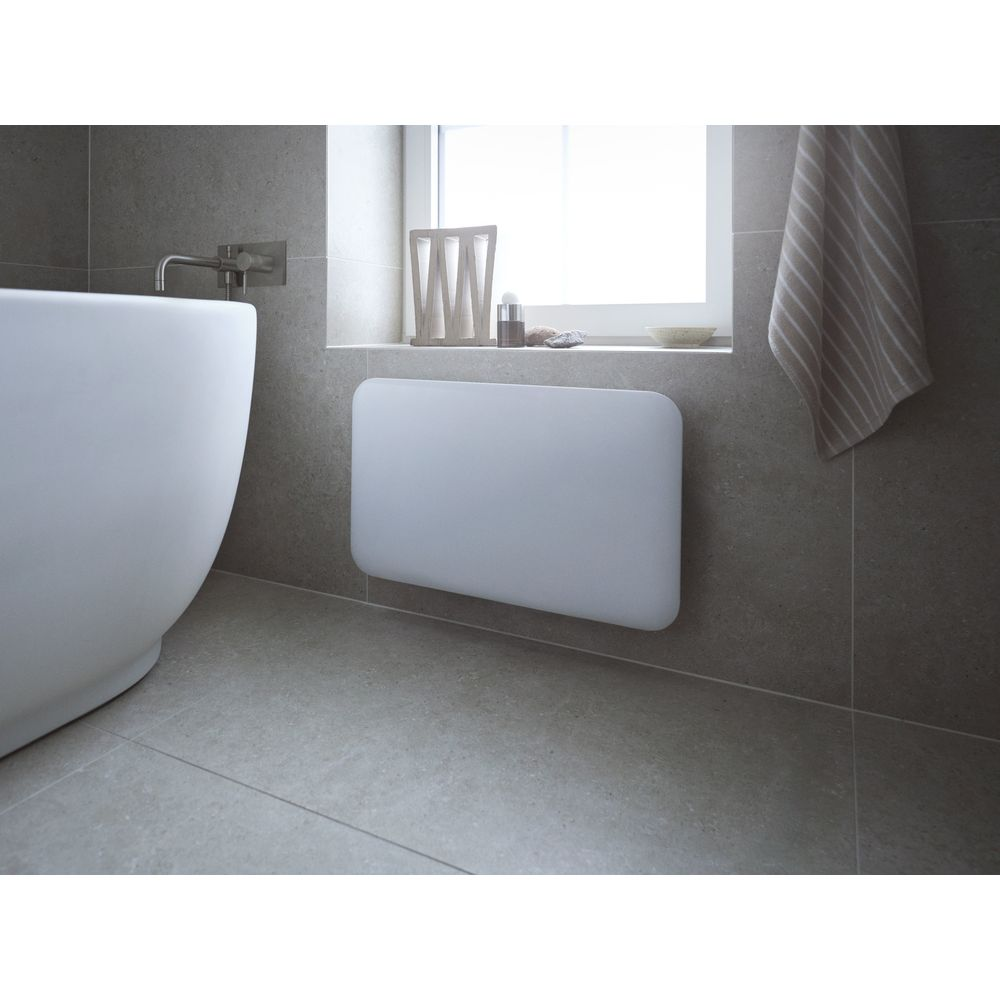 Termosifone bianco in un bagno moderno con piastrelle grigie e vasca.