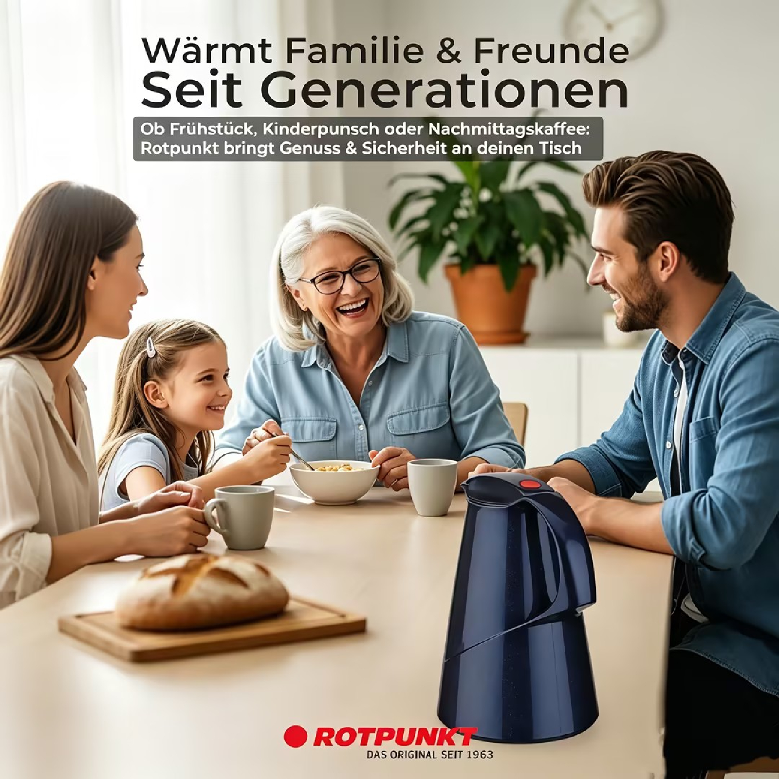 Eine Familie lacht am Tisch mit einer blauen Thermoskanne, Brot und Text.