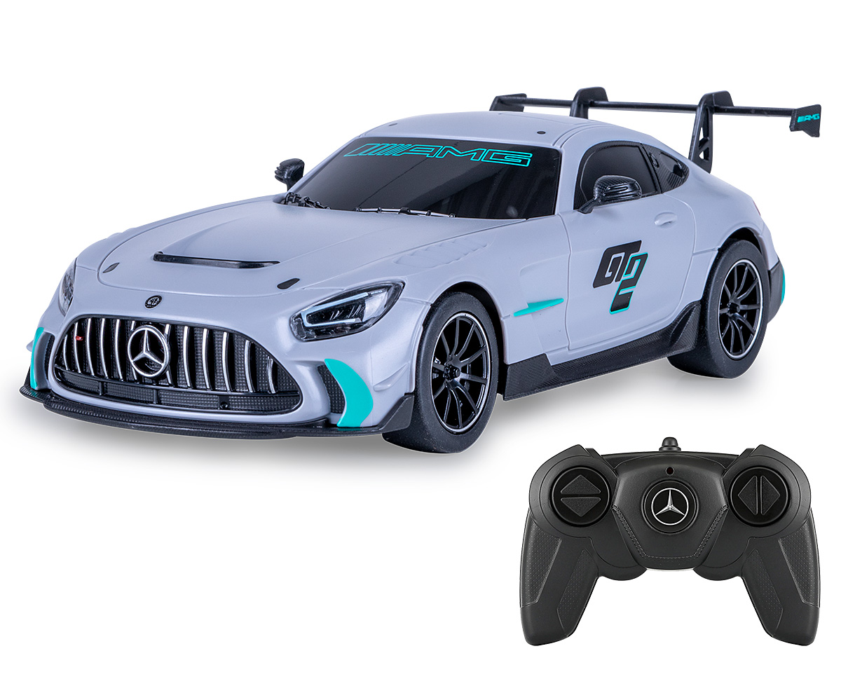 Ein hellgraues Mercedes-AMG GT RC-Spielztauto mit schwarzen Akzenten und dazugehörigem Controller.