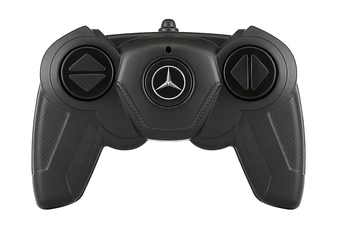 Schwarze Mercedes-Fernbedienung mit zwei runden Joysticks und dem Markenlogo in der Mitte auf wei#em Grund.