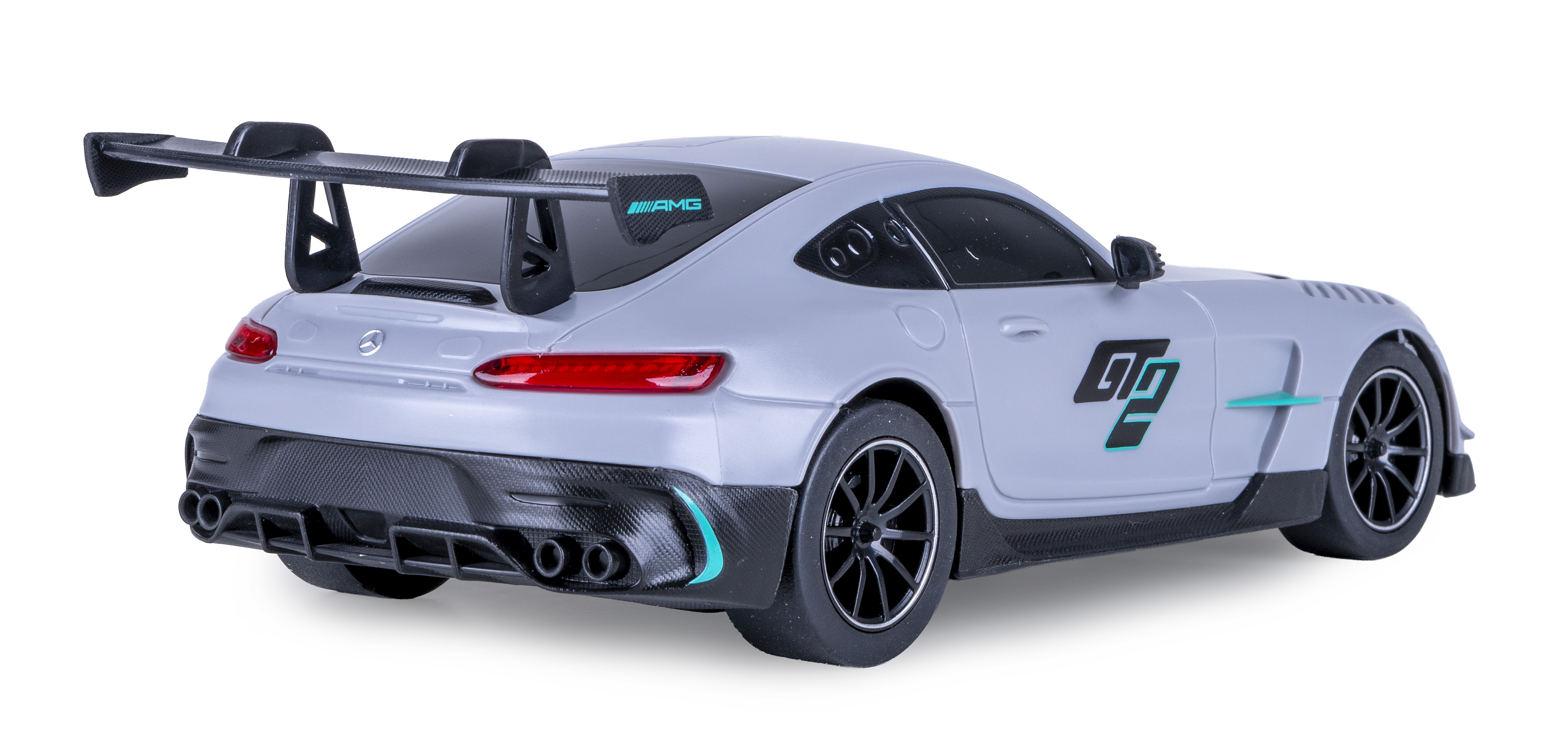Ein silberner Mercedes AMG GT Modellrennwagen mit grossem Heckflügel und schwarzen Felgen vor weissem Hintergrund.