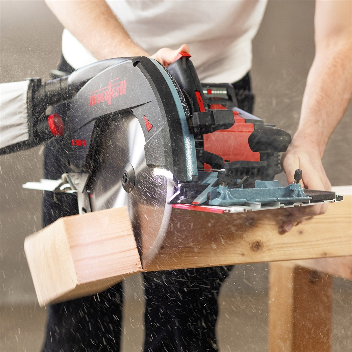 Ein Arbeiter schneidet Holz mit einer modernen schwarzen und roten Handkreissäge, während Sägemehl aufgewirbelt wird.