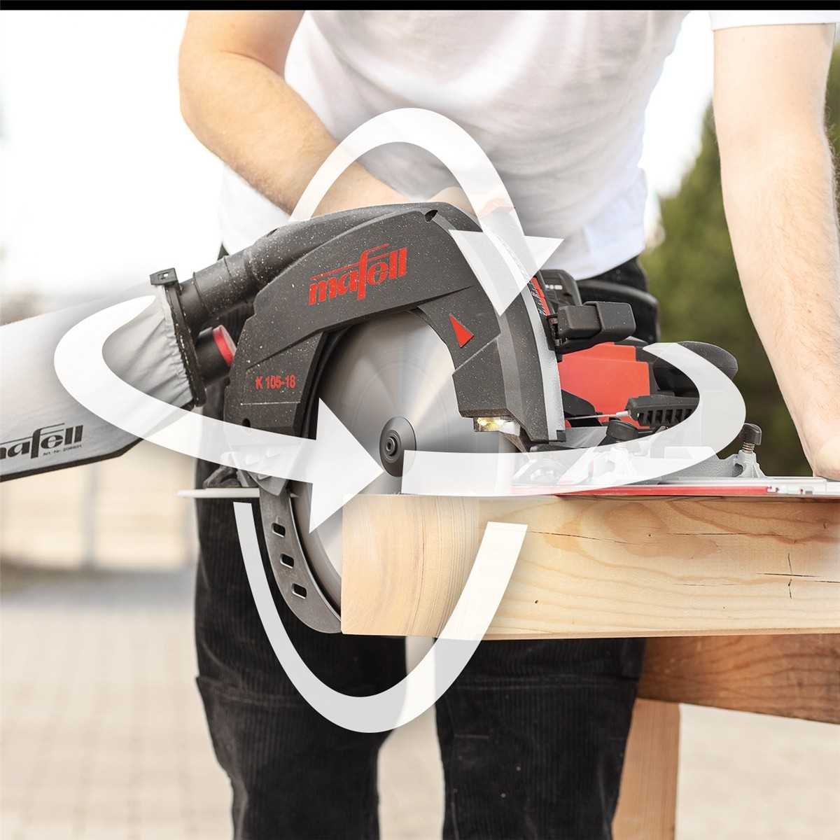 Eine Person benutzt eine Mafell Handkreissäge zum Holzschnitt, mit kreisförmiger Pfeilgrafik.