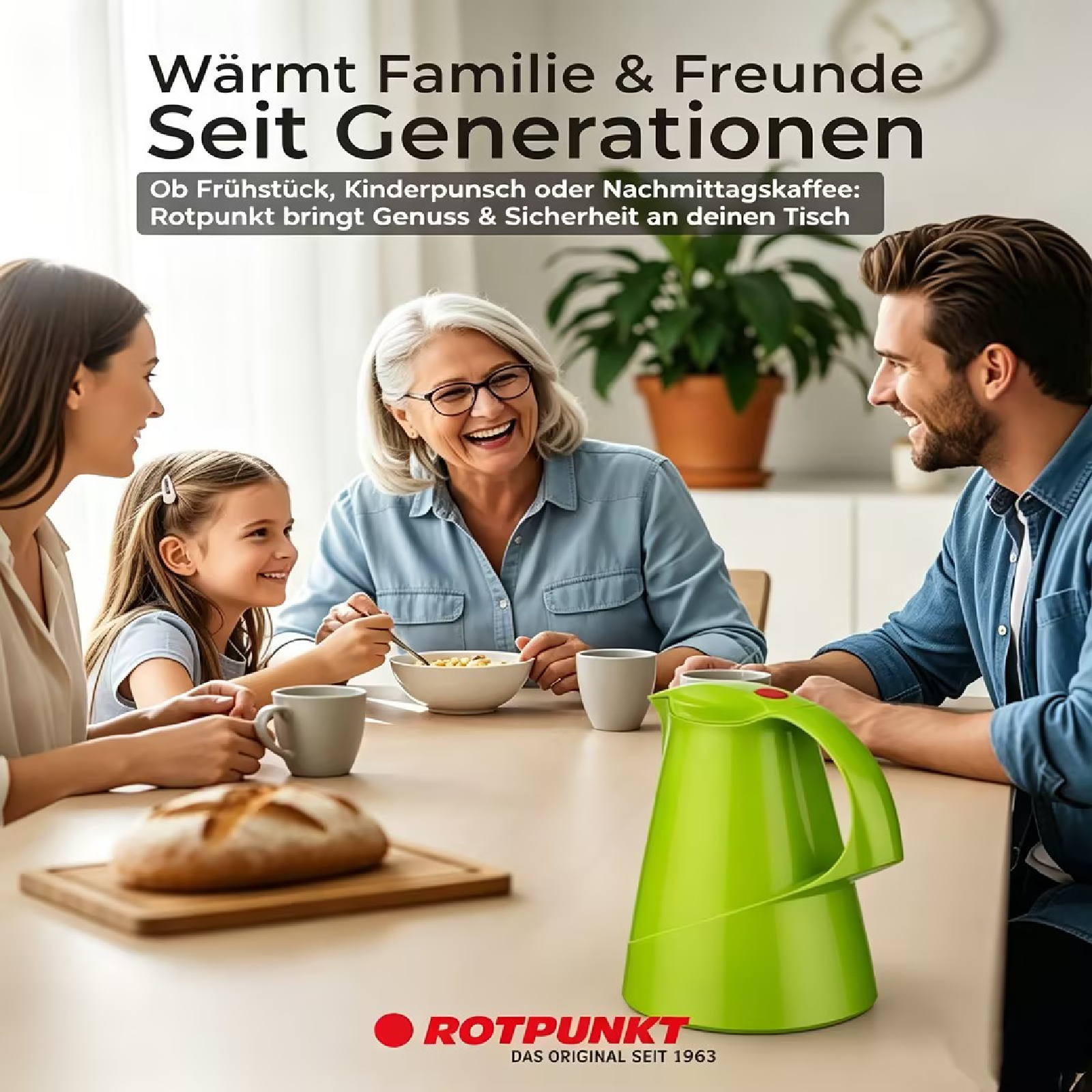 Eine glückliche Familie genießt gemeinsam Frühstück an einem Tisch mit einer grünen Thermoskanne im Vordergrund.