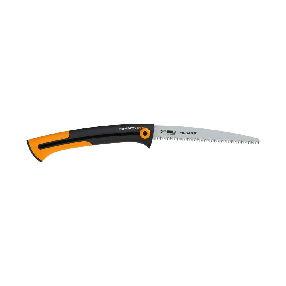 Eine Fiskars SW75 Klappsäge mit schwarzem und orangefarbenem Griff und silberner Klinge vor weißem Hintergrund.