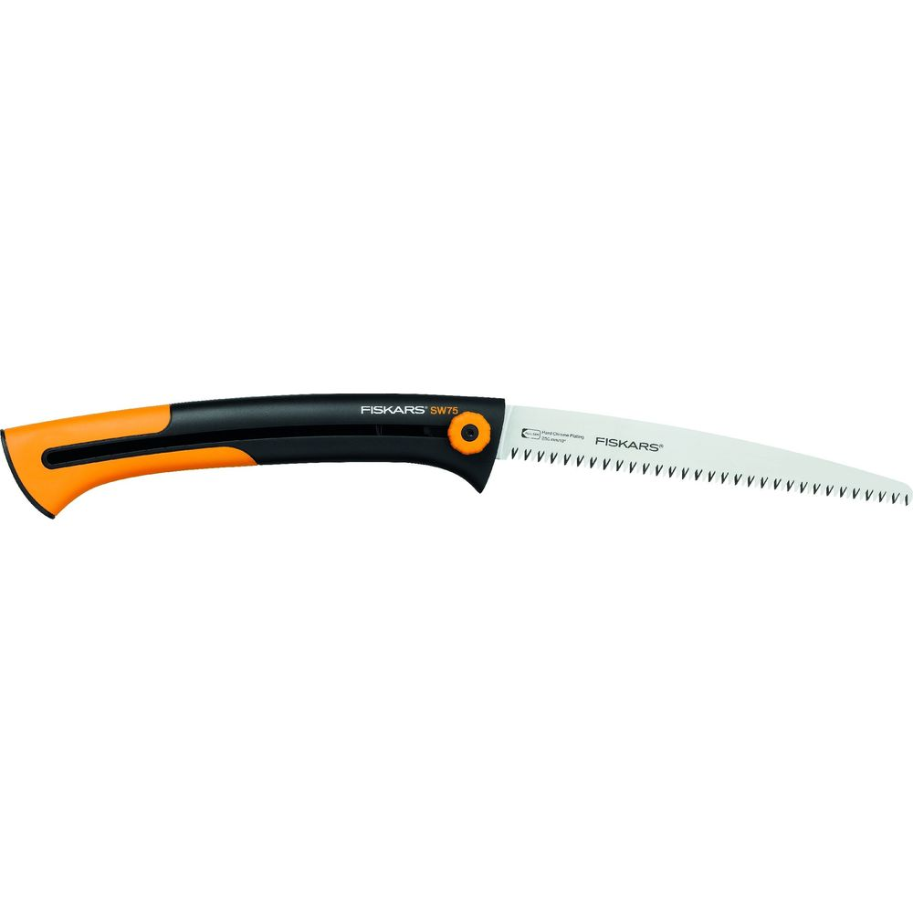 Eine Fiskars SW75 Säge mit schwarzem und orangenem Griff sowie gezahnter Klinge vor weißem Hintergrund.