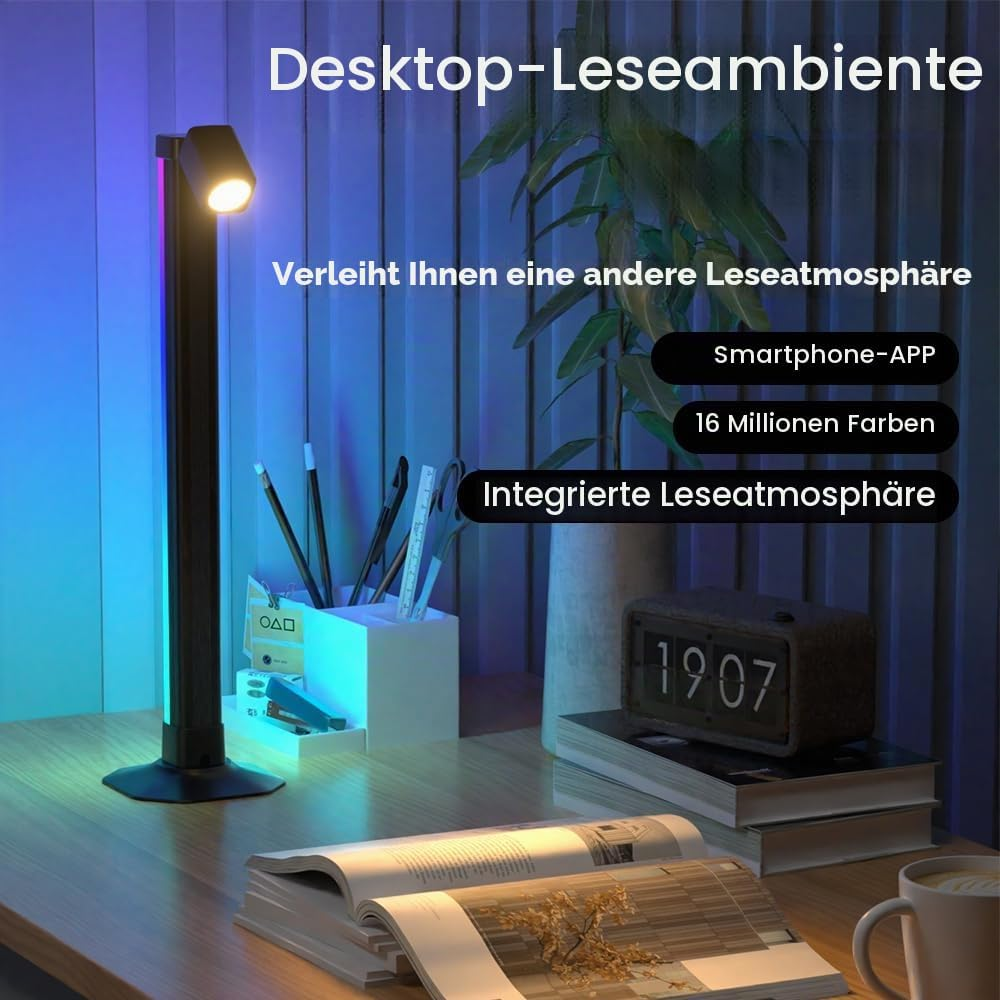 Moderne Schreibtischlampe mit LED-Licht, Stiftehalter und digitaler Uhr auf Holzschreibtisch.