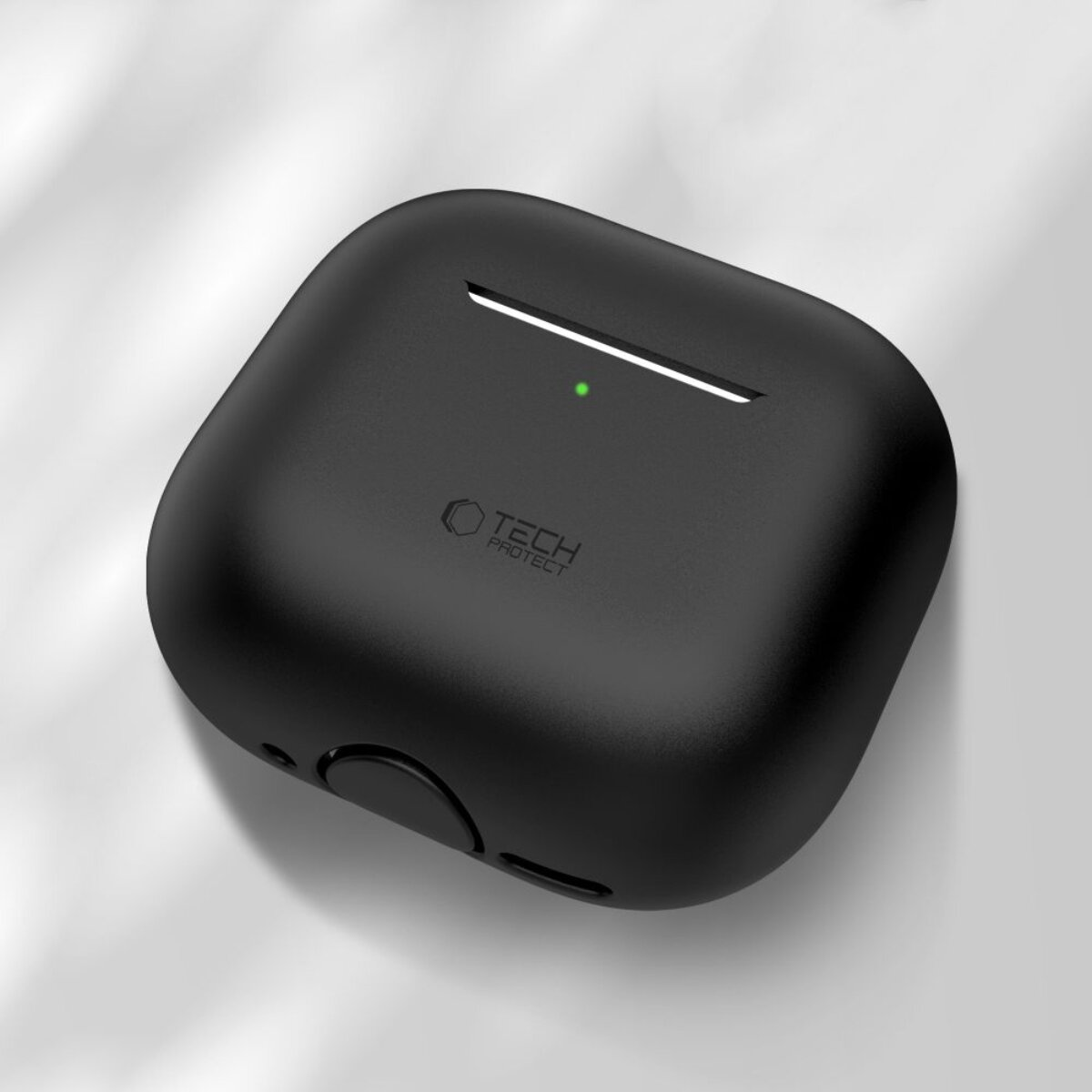 Una custodia di ricarica nera per auricolari Tech-Protect su una superficie grigio chiaro.