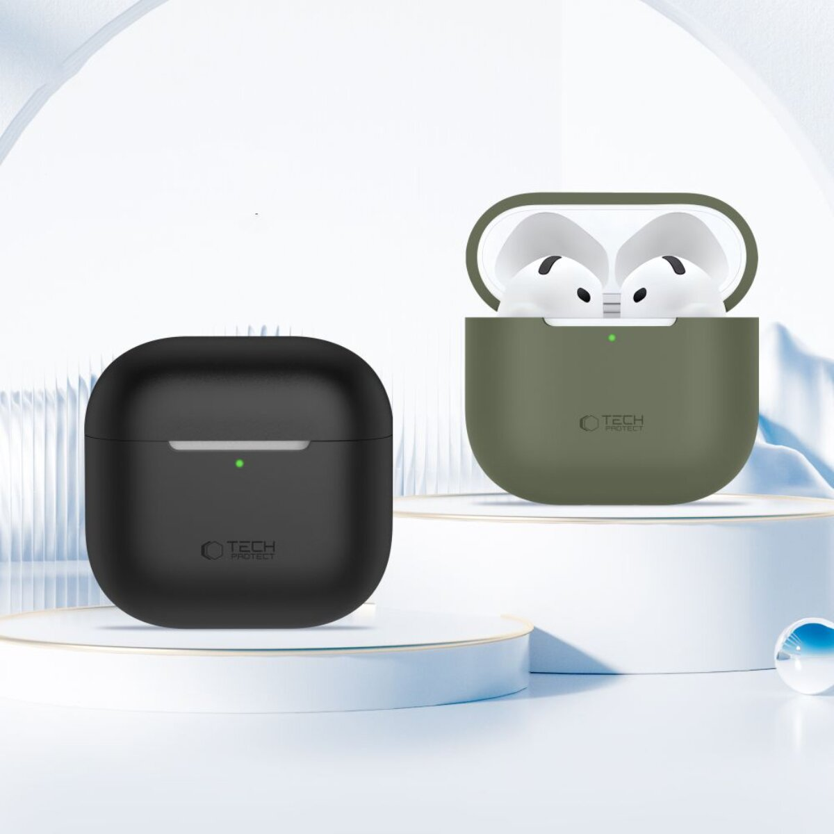 Due auricolari wireless in custodie di ricarica nera e verde oliva su piedistalli bianchi.