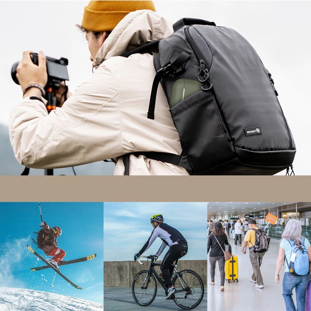 Un fotografo con zaino tiene una fotocamera; in basso si vedono uno sciatore, un ciclista e viaggiatori.