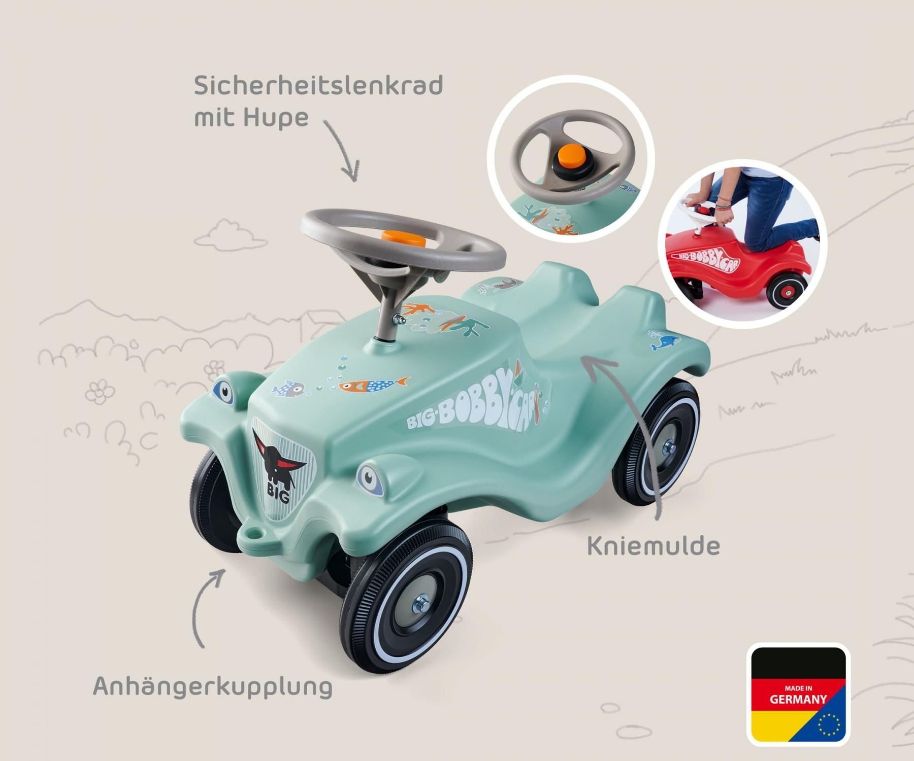 Mintgrünes Bobby Car mit Lenkrad, Kniemulde, Anhängerkupplung und deutscher Herstellung.