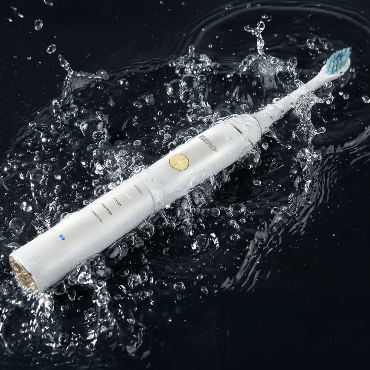 Eine weiße elektrische Zahnbürste liegt auf schwarzem Grund inmitten von wasserspritzern und Luftblasen.